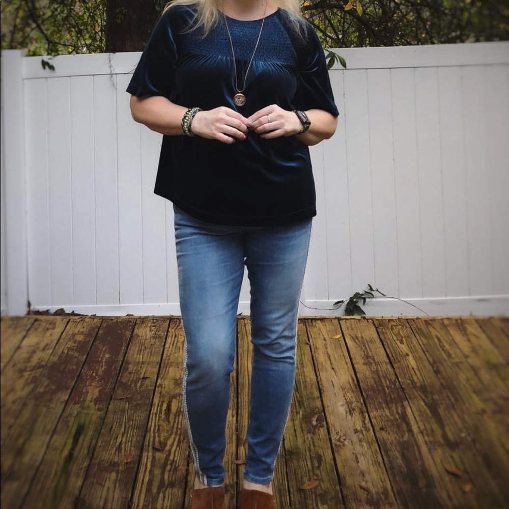 Good American cropped good legs with side chain